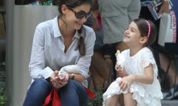 Suri hồn nhiên "măm" bánh ở hè phố