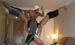 Những kiểu tạo dáng chụp hình vô cùng 'khó đỡ'