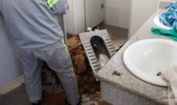 Đẻ rơi, nữ sinh xả nước cuốn trôi con xuống bồn cầu