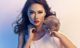 Ngắm chân dài Next Top tạo dáng cùng mèo