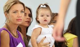 Công chúa nhà Vic ngộ nghĩnh xem catwalk cùng mẹ