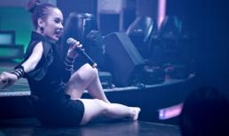 Angela Phương Trinh mặc quần "siêu ngắn" bò trên sân khấu