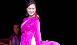 Á hậu Victoria Thúy Vy tái xuất rực rỡ tại show NTK Đức Hùng ở Mỹ