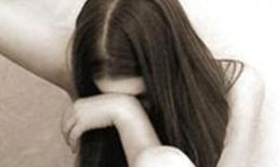 Dụ thiếu nữ đi khám thai, rồi cưỡng hiếp