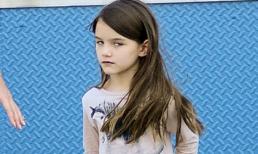 Bé Suri làm mặt "chảnh" với paparazzi