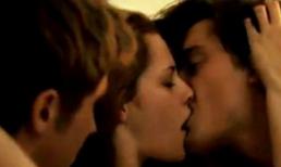 Kristen Stewart lại "nóng bỏng" với 2 chàng cùng lúc
