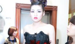 Á hậu Tú Anh diện váy lông gà trong hậu trường Hair show