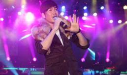 Quách Thành Danh vác chồn lên sân khấu