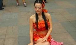 Mỹ nữ ngồi giữa phố để... bảo vệ môi trường