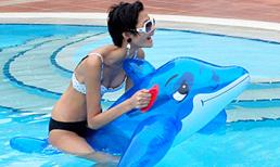 Ngắm Hoàng Thùy diện bikini “cưỡi” cá heo