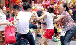 Xôn xao bức ảnh "Bị đánh vì chụp không xin phép” tại Hàng Mã
