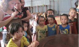 6 bé mầm non bị dán băng dính vào miệng