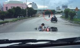 Sốc clip: Nữ sinh bị cướp đồ táo tợn ở chân cầu Sài Gòn