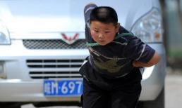 "Lực sỹ" 7 tuổi kéo xe tải nặng gần 2 tấn