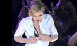Madonna giật phăng áo trên sân khấu