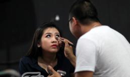 'Đột nhập' hậu trường xem Á hậu Tú Anh mải mê trang điểm