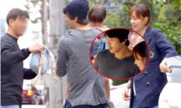 Kwon Sang Woo diện đồ luộm thuộm đưa vợ con đi siêu thị