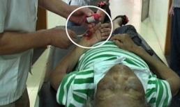 Bắt nghịch tử đ&#225;nh đập mẹ gi&#224; 80 tuổi giữa phố