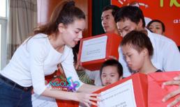 Hà Hồ đón trung thu cùng các em nhỏ khuyết tật