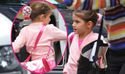 Suri xuống phố với "cây hồng" đáng yêu