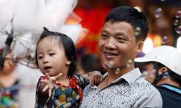 Những 'thiên thần' nhí dạo chơi phố cổ đêm Trung thu