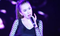 Angela Phương Trinh gặp sự cố trên sân khấu