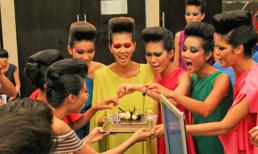 Dàn thí sinh VNTM 2012 tưng bừng trong tiệc mừng sinh nhật Nguyễn Châm