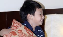 Bé Bảo Nam siêu nhắng nhít trong phòng ngủ