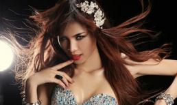 Ngọc Oanh hất tung váy trong bóng tối