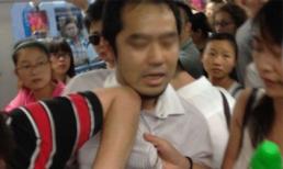 Bắt “yêu râu xanh” chụp lén quần lót thiếu nữ