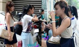 Bắt gặp Midu áo váy xinh xắn ngồi trà đá vỉa hè
