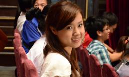 Midu váy trắng trẻ trung trong lớp học