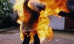 Chờ vợ ngủ, chồng đổ xăng thiêu sống