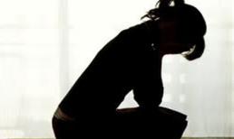 Bắt giam cha dượng hiếp dâm làm con gái vợ có thai