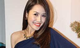 Quế Vân diện đầm lệch khoe vai trần giữa Hà Nội 8 độ C