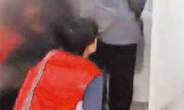 Chàng thanh niên thích... ngửi mông người khác