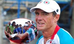 Pat FarMer ký tặng sách cho thanh niên Long An