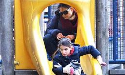 Mẹ con Suri tone-sur-tone mặt lạnh tanh chơi cầu trượt