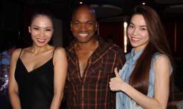 Jesse Campell được hai nữ huấn luyện viên The Voice vây quanh