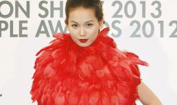 Tống Diệu Hằng "chơi trội" với váy lông vũ đỏ chót