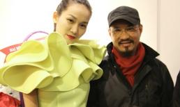 Tống Diệu Hằng diện "váy lạ" đi xem hội họa