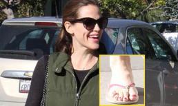 Mỹ nhân Hollywood tự tin lộ bàn chân "quái dị"