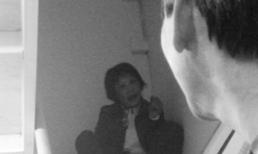 Phê thuốc, một phụ nữ xông vào nhà dân tự sát