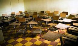 Phẫn nộ giáo viên bỏ mặc nữ sinh bị bạn xâm hại