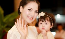 Trần Thị Quỳnh bế theo con gái trong lần đầu trở lại sàn diễn thời trang