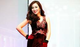 Á hậu quý bà Thu Hương tự tin lên sàn catwalk