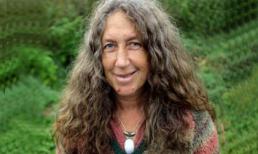 Kỳ lạ người phụ nữ sống một mình giữa rừng như thổ dân