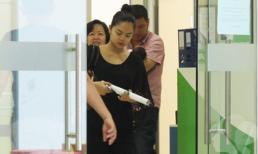 Vợ chồng Phạm Quỳnh Anh đưa con đi khám