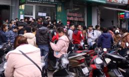 Mệt mỏi chờ mua vé tàu Tết