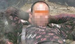 Thanh niên cắn cổ... hút máu đà điểu